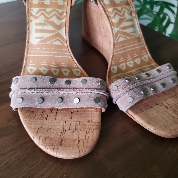 NEW🔥 Dolce Vita Stud Suede Wedge (Taupe) Sz 10 - Picture 3 of 10